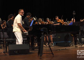 El pianista noruego Sverre Indris Joner junto a la orquesta sinfónica del Gran Teatro "Alicia Alonso" en el concierto "Clásicos a lo cubano", en el Teatro Nacional de La Habana. Foto: Otmaro Rodríguez.