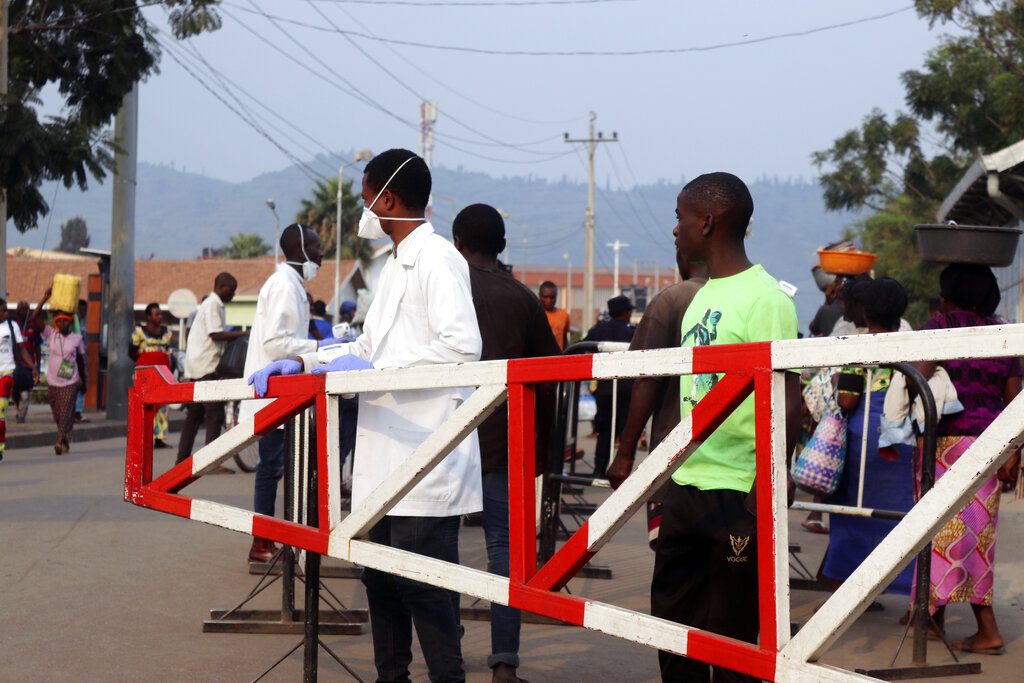 Personal médico revisa a personas en el lado congoleño del punto de revisión Poids Lourd en la frontera entre República Democrática del Congo y Ruanda, el jueves 1 de agosto de 2019. Foto: AP.