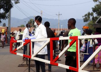Personal médico revisa a personas en el lado congoleño del punto de revisión Poids Lourd en la frontera entre República Democrática del Congo y Ruanda, el jueves 1 de agosto de 2019. Foto: AP.