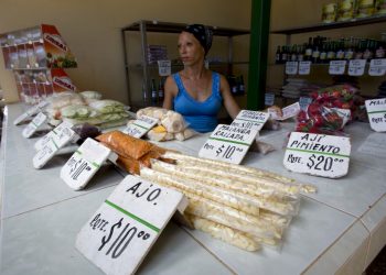 Vendedora de productos agrícolas en La Habana, Cuba, el miércoles 31 de julio de 2019. Foto: Ismael Francisco / AP.