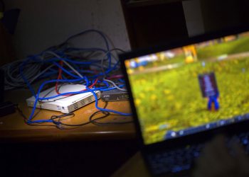 Foto de archivo del 4 de enero de 2015, una computadora, modem y cables de red intranet que le pertenecen a Rafael Antonio Broche Moreno están en su escritorio en su casa en La Habana, Cuba. (AP Foto/Ramon Espinosa, Archivo)