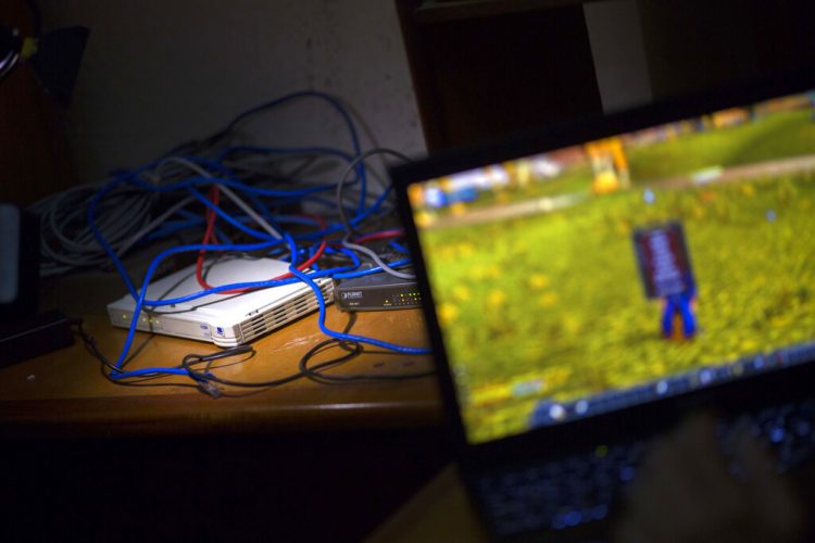 Foto de archivo del 4 de enero de 2015, una computadora, modem y cables de red intranet que le pertenecen a Rafael Antonio Broche Moreno están en su escritorio en su casa en La Habana, Cuba. (AP Foto/Ramon Espinosa, Archivo)