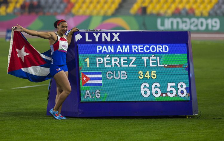 Yaimé Pérez disfruta su victoria en Lima con nuevo récord panamericano. Foto: Irene Pérez/ Cubadebate/Archivo.