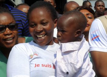 Esperance Nabintu y su hijo de un año, Ebenezer Fataki, regresan a casa una vez que se los declara curados de ébola, en Goma, Congo, el martes 13 de agosto de 2019. Foto: Justin Katumwa / AP.