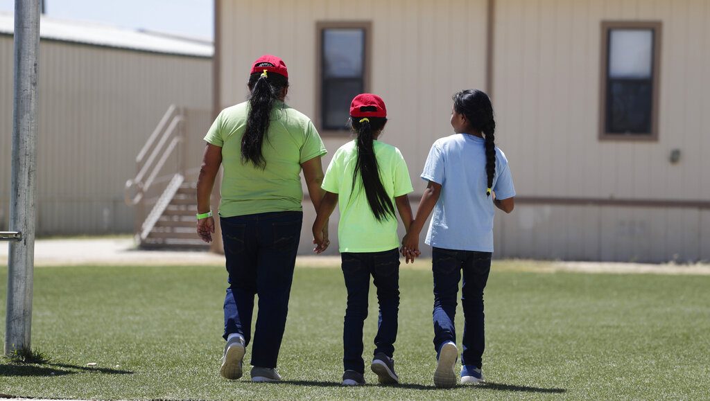 Imagen de archivo de tres inmigrantes menores de edad en el Centro Residencial para Familias del Sur de Texas, perteneciente al Servicio de Control de Inmigración y Aduanas en Dilley, Texas. Foto: Eric Gay / AP / Archivo.