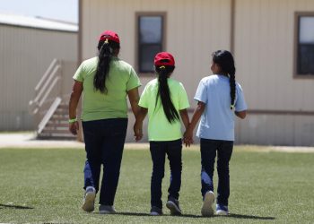 Imagen de archivo de tres inmigrantes menores de edad en el Centro Residencial para Familias del Sur de Texas, perteneciente al Servicio de Control de Inmigración y Aduanas en Dilley, Texas. Foto: Eric Gay / AP / Archivo.