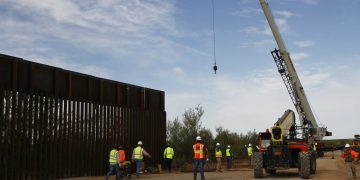 Trabajadores comienzan las obras para erigir una nueva valla fronteriza a unos 32 kilómetros al oeste de Santa Teresa, Nuevo México, el viernes 23 de agosto de 2019. Foto: Cedar Attanasio / AP.