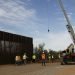 Trabajadores comienzan las obras para erigir una nueva valla fronteriza a unos 32 kilómetros al oeste de Santa Teresa, Nuevo México, el viernes 23 de agosto de 2019. Foto: Cedar Attanasio / AP.