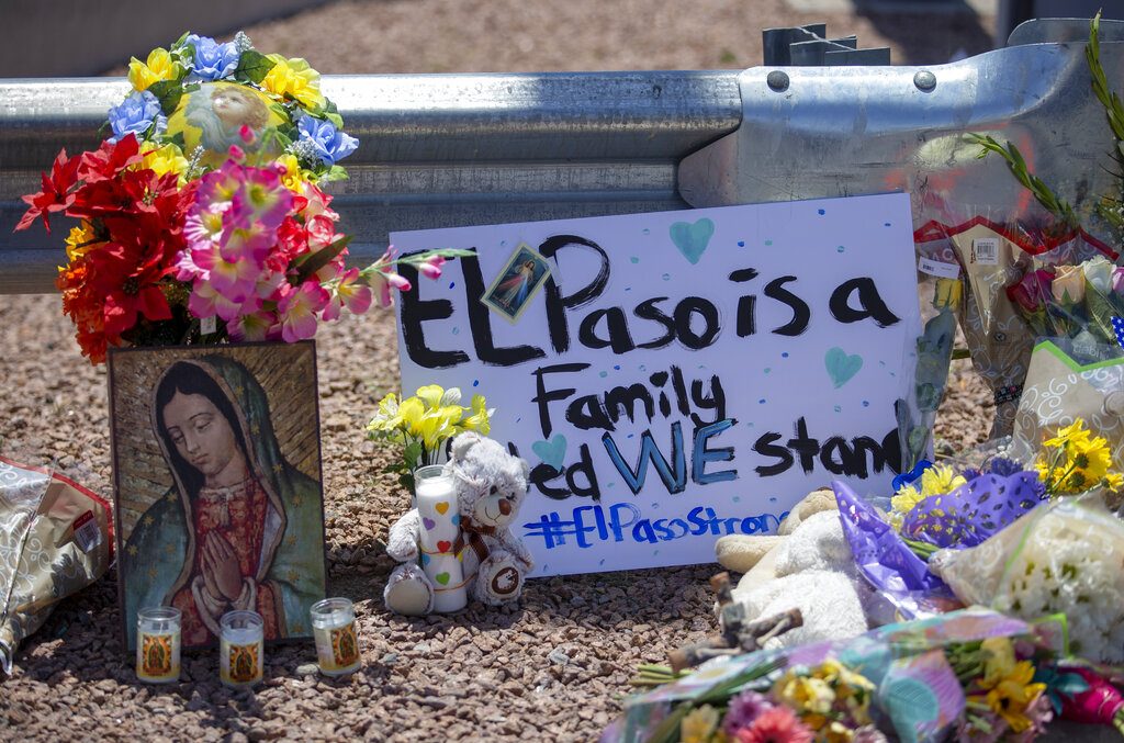 Flores y una pintura de la virgen María para las víctimas del tiroteo masivo en un centro comercial de El Paso, Texas. Foto: Andres Leighton / AP / Archivo.