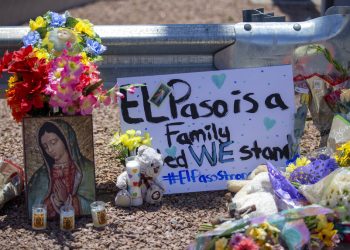 Flores y una pintura de la virgen María para las víctimas del tiroteo masivo en un centro comercial de El Paso, Texas. Foto: Andres Leighton / AP / Archivo.