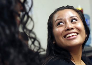 Evelyn Hernandez, de 21 años, sonríe en la corte tras haber sido exonerada por homicidio agravado después de un segundo juicio por haber sufrido un aborto extrahospitalario en 2016 en Ciudad Delgado, a las afueras de San Salvador. Foto: Salvador Melendez/AP.