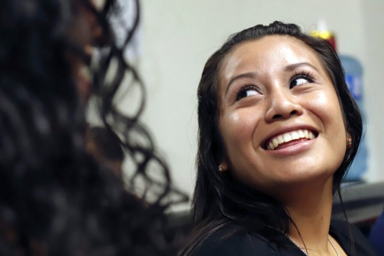 Evelyn Hernandez, de 21 años, sonríe en la corte tras haber sido exonerada por homicidio agravado después de un segundo juicio por haber sufrido un aborto extrahospitalario en 2016 en Ciudad Delgado, a las afueras de San Salvador. Foto: Salvador Melendez/AP.