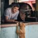 "Un momento tierno entre un bodeguero y un perro callejero". Centro Habana, La Habana. Foto: Emmy Park. Todos los derechos reservados.