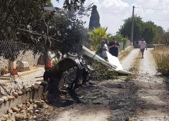 En esta fotografía proporcionada por Incendios f.Baleares se muestran los restos de una aeronave accidentada en Mallorca, España, el domingo 25 de agosto de 2019. Foto: Incendios f.Baleares vía AP.