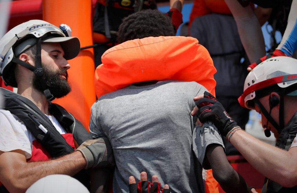 Socorristas del buque Ocean Viking operado por las ONG Sos Mediterranee y Médicos Sin Fronteras ayudan a una persona rescatada junto con más de 80 de una embarcación precaria frente a la costa de Libia. Foto: Hannah Wallace Bowman/MSF/Sos Mediterranee vía AP.