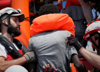 Socorristas del buque Ocean Viking operado por las ONG Sos Mediterranee y Médicos Sin Fronteras ayudan a una persona rescatada junto con más de 80 de una embarcación precaria frente a la costa de Libia. Foto: Hannah Wallace Bowman/MSF/Sos Mediterranee vía AP.