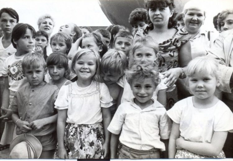 foto exposición niños de chernobil en cuba