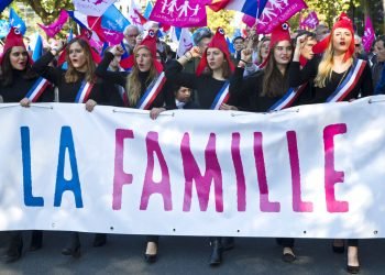 En esta imagen de archivo del domingo 16 de octubre de 2016, manifestantes sostienen un cartel que dice "La familia" durante una marcha para protestar contra el matrimonio homosexual en París. Foto: Michel Euler/ AP.