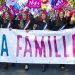 En esta imagen de archivo del domingo 16 de octubre de 2016, manifestantes sostienen un cartel que dice "La familia" durante una marcha para protestar contra el matrimonio homosexual en París. Foto: Michel Euler/ AP.
