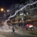 Unos manifestantes caminan en medio de gases lacrimógenos lanzados por la policía en Hong Kong el miércoles 14 de agosto del 2019. Foto: Vincent Yu / AP.