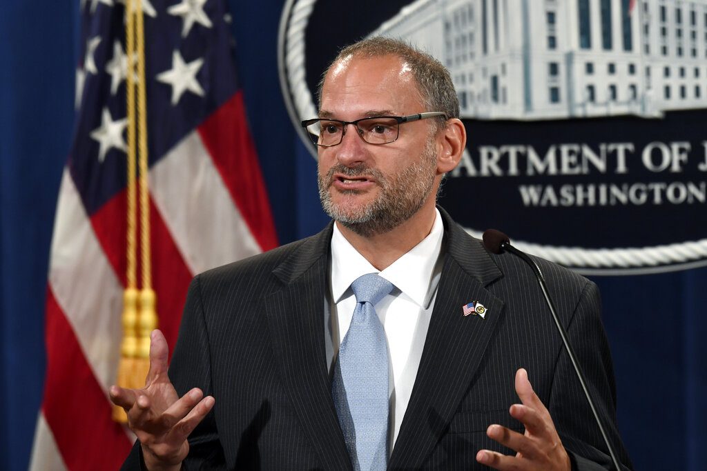 Fotografía de archivo del 19 de julio de 2019 del director interino de la Agencia Federal de Prisiones Hugh Hurwitz hablando con la prensa en el Departamento de Justicia en Washington. Foto: Susan Walsh / AP / Archivo.