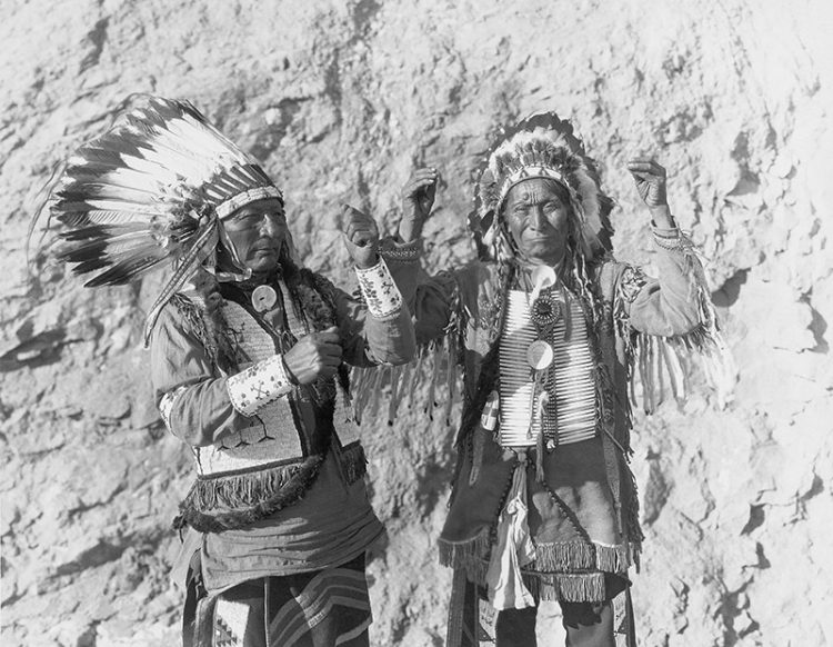 Indios americanos en el "lejano oeste" de América del Norte.