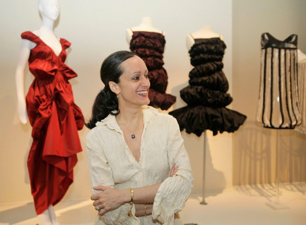 La diseñadora cubanoamericana Isabel Toledo, fallecida a los 59 años de edad en Nueva York, el 26 de agosto de 2019. Foto: Kathy Willens / AP.