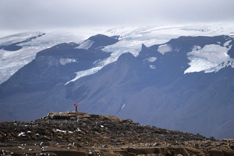 Un hombre se detiene en su ascenso a la cumbre de lo que alguna vez fuera el glaciar Okjokull, el domingo 18 de agosto de 2019, en Islandia. Foto: Felipe Dana / AP.