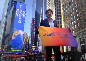 Javier Bardem posa en Times Square, en Nueva York, el lunes 19 de agosto del 2019. Bardem, que participa en una campaña de Greenpeace para proteger los océanos. Foto: Claudia Torrens/AP.