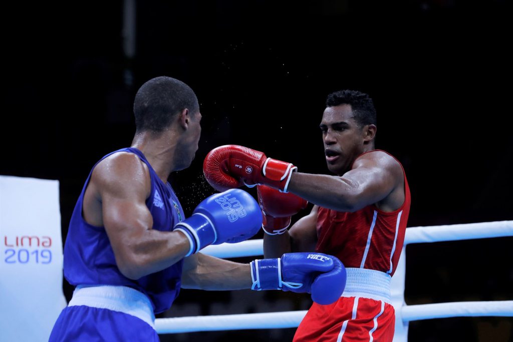 El boxeador cubano Arlen López (d), campeón olímpico de Río 2016. Foto: Christian Ugarte / EFE / Archivo.