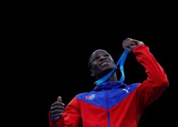 El boxeador cubano Osvel Caballero celebra su medalla de oro en los 56 kg en los Juegos Panamericanos de Lima 2019. Foto: Christian Ugarte / EFE / Archivo.