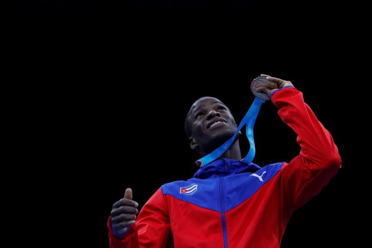 El boxeador cubano Osvel Caballero celebra su medalla de oro en los 56 kg en los Juegos Panamericanos de Lima 2019. Foto: Christian Ugarte / EFE / Archivo.