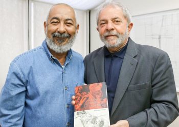 Durante el encuentro Padura entregó a Lula da Silva un ejemplar de la edición en portugués de "El hombre que amaba a los perros". Foto: Ricardo Stucker.
