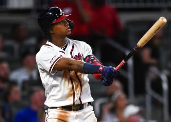 El venezolano de los Bravos de Atlanta Ronald Acuña Jr., observa su cuadrangular de dos carreras en la quinta entrada del duelo ante los Marlins de Miami, el miércoles 21 de agosto de 2019, en Atlanta. Foto: John Amis / AP / Archivo.