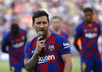 El delantero del Barcelona, Lionel Messi, habla ante los aficionados antes del partido entre su equipo y el Arsenal de la Copa Joan Gamper en el estadio Camp Nou, en Barcelona, el 4 de agosto de 2019. Foto: Joan Monfort / AP.