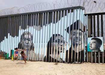 Dos niños juegan frente a un nuevo mural en el lado mexicano del muro fronterizo en Tijuana, México, el viernes 9 de agosto de 2019. Foto: Elliot Spagat/ AP.