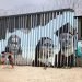 Dos niños juegan frente a un nuevo mural en el lado mexicano del muro fronterizo en Tijuana, México, el viernes 9 de agosto de 2019. Foto: Elliot Spagat/ AP.