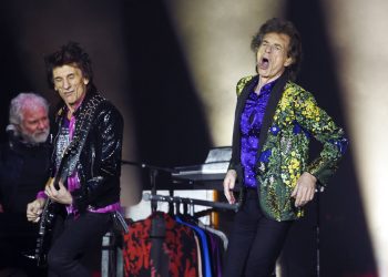 Mick Jagger y el guitarrista Ron Wood de los Rolling Stones durante un concierto en el estadio Rose Bowl el 22 de agosto de 2019 en Pasadena, California. Foto: Chris Pizzello/Invision/AP.