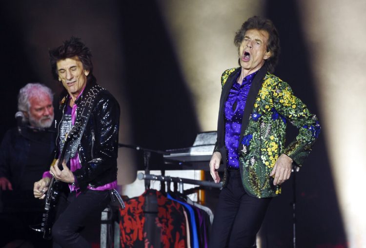 Mick Jagger y el guitarrista Ron Wood de los Rolling Stones durante un concierto en el estadio Rose Bowl el 22 de agosto de 2019 en Pasadena, California. Foto: Chris Pizzello/Invision/AP.