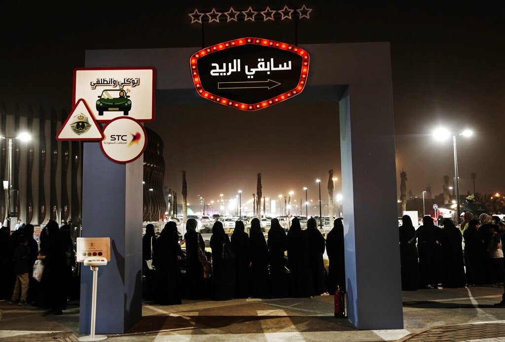 En esta imagen de archivo, tomada el 22 de junio de 2018, mujeres esperan en fila para subirse a karts en un acto de seguridad vial para mujeres en el Park Mall de Riad, en Arabia Saudí. Foto: Nariman El-Mofty / AP / Archivo.