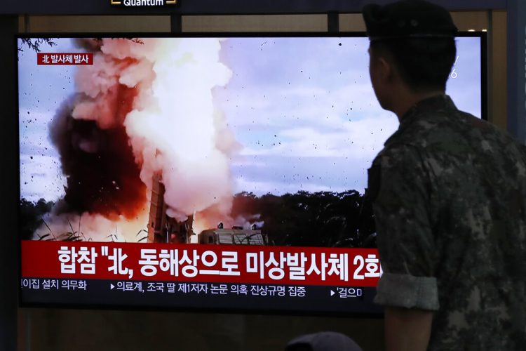 Un soldado surcoreano observa una pantalla de televisión en la que se transmite un programa noticioso que reporta sobre el lanzamiento de proyectiles norcoreanos con una imagen de archivo en una estación de tren de Seúl, Corea del Sur, el sábado 24 de agosto de 2019. Foto: Lee Jin-man / AP.