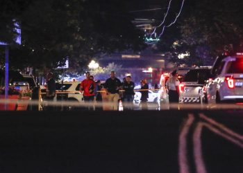Autoridades trabajando en el lugar de un tiroteo masivo, el domingo 4 de agosto de 2019 en  Dayton, Ohio.  Foto: John Minchillo/ AP.