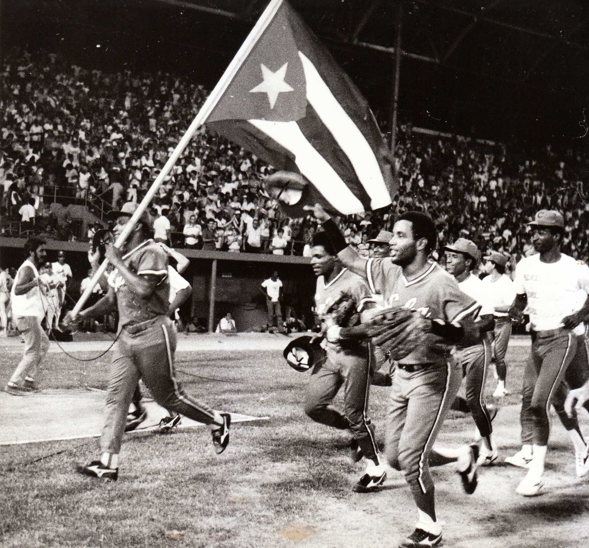 Los peloteros cubanos celebran el triunfo en los Juegos Panamericanos de La Habana 91'. Foto: Trabajadores / Archivo.