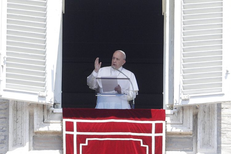 El papa Francisco saluda a los fieles tras la oración del Angelus desde la ventana de su estudio con vista a la plaza de San Pedro, en el Vaticano, el domingo 21 de julio de 2019. Foto: Gregorio Borgia/ AP.