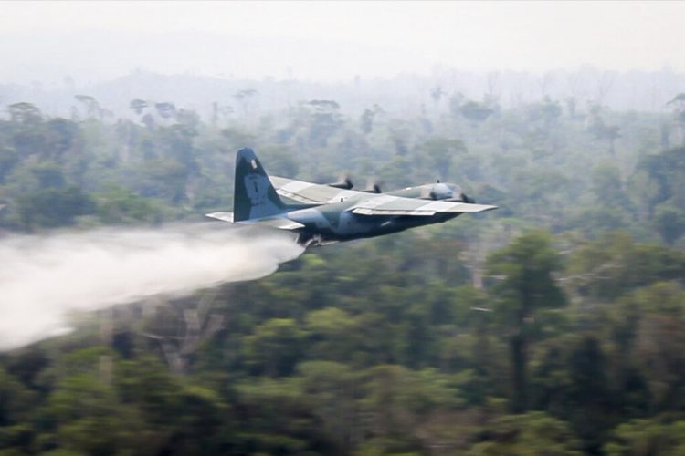 Un hidroavión trata de apagar un incendio en la Amazonía brasileña el 24 de agosto del 2019. Foto suministrada por el Ministerio de Defensa de Brasil, vía AP.