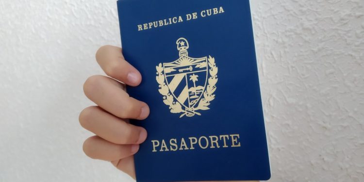 Pasaporte cubano. Foto: Archivo / OnCuba.