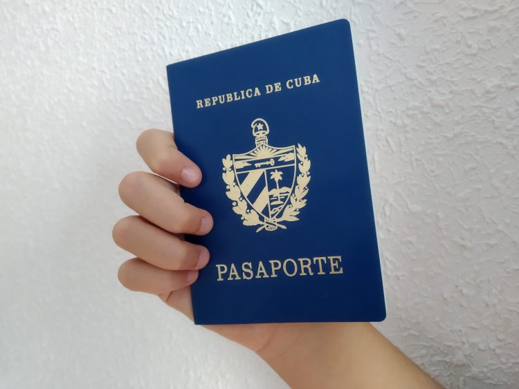 Pasaporte cubano. Foto: Archivo.