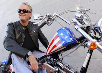 El actor Peter Fonda posa sobre una motocicleta Harley-Davidson en Glendale, California. (AP Foto/Chris Pizzello, archivo)