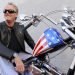 El actor Peter Fonda posa sobre una motocicleta Harley-Davidson en Glendale, California. (AP Foto/Chris Pizzello, archivo)
