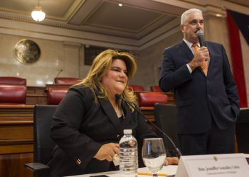 La comisionada Jenniffer González se sienta mientras el presidente del Senado de Puerto Rico, Thomas Rivera Schatz, habla previo a una reunión privada con legisladores y alcaldes en San Juan, el jueves 8 de agosto de 2019. (AP Foto/Dennis M. Rivera Pichardo)